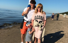 В сеть "слили" пляжное фото Аллы Пугачевой с семьей