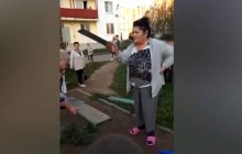 З пилкою на дітей: російські пенсіонерки розрізали гойдалки через дитячі крики (відео)