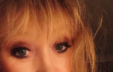 "Бабка, хватит народ смешить": Алла Пугачева показала ночное фото в пеньюаре