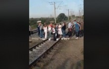 Кияни заблокували рух міської електрички – вимагають вирішити проблеми з транспортом (відео, 18+)
