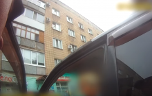 "Пиши уже, б***ь!": в Сумах водитель Lexus прокляла и обматерила копов (видео)