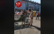 "Божественная доставка": на улицах Киева заметили курьера в костюме Иисуса (видео)