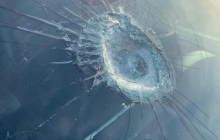 Кличку присвячується: у Києві частина мосту впала на авто і пробила лобове скло (фото, відео)