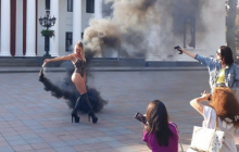 В Одесі розігнали напівоголених моделей з фаєрами, які позували на фоні мерії (фото, відео)