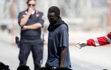 Італія дозволила судну з мігрантами пришвартуватися у своєму порту