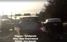 В Киеве два водителя подрались прямо посреди дороги из-за пробки (видео)