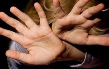 Схватил и понес на руках в квартиру: стали известны подробности изнасилования 11-летней девочки