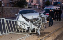 У Дніпрі п'яний водій Porsche Cayenne зніс огорожу і виїхав на трамвайні колії (фото, відео)