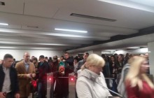 В Киеве возникла давка на метро "Святошин" (фоторепортаж)