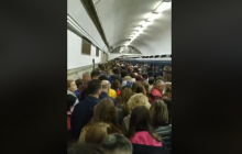 Через перекриття столичного мосту Метро на червоній гілці почалася давка (відео)