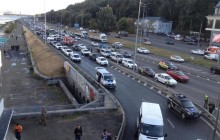 Мінування мосту в Києві: чоловік стріляє у повітря, поліція запустила дрон