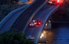 Поліція показала відео затримання чоловіка, який погрожував підірвати міст Метро в Києві