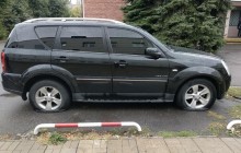 Избили и порезали колеса внедорожника: в суде на Донетчине напали на прокурора (фото)