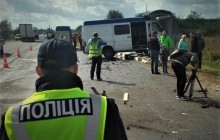 Масштабное ДТП под Львовом: один микроавтобус влетел в остановку, другой - перевернулся