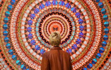 В лондонском Белом кубе появились загадочные круги самого богатого художника мира (фоторепортаж)