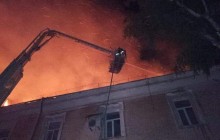 В Луцке горело старинное здание военного госпиталя, эвакуировали более 90 больных и персонал (фото, видео)