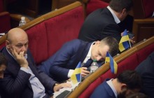 "Молодий ще": нардеп від "Слуги народу" втомився і приліг відпочити у сесійній залі (фото)