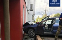 У Чернівцях нетверезий водій потрапив у ДТП і намагався втекти, влаштувавши стрілянину (фото)