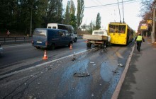 В Киеве грузовик протаранил троллейбус с пассажирами (фото, видео)