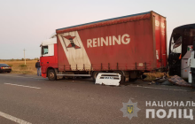 На Київщині сталася ДТП за участю вантажівки і автобуса, троє загиблих (фото)
