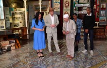 Герцогиня Сассекская появилась на публике в голубом платье-рубашке и без помолвочного кольца (фото)