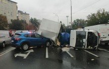 В Киеве грузовик влетел в пожарную машину и придавил легковушку Mazda (видео)