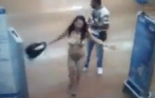 Женщина демонстративно разделась перед охранником магазина (фото, видео)