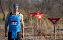 По стопам принцессы Дианы: принц Гарри присоединился к расчистке минных полей в Анголе (фото, видео)