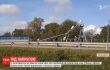 На Рівненщині трасу на Київ заблокував зламаний семиметровий ліхтар під напругою (відео)