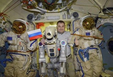 У РФ уряд вимагає за 7 років навчитися виробляти в країні чіпи і роботів