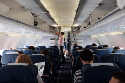 Экстремальный секс со стюардессой в туалете самолета – сцена из сериала «Жеребец» (2009)