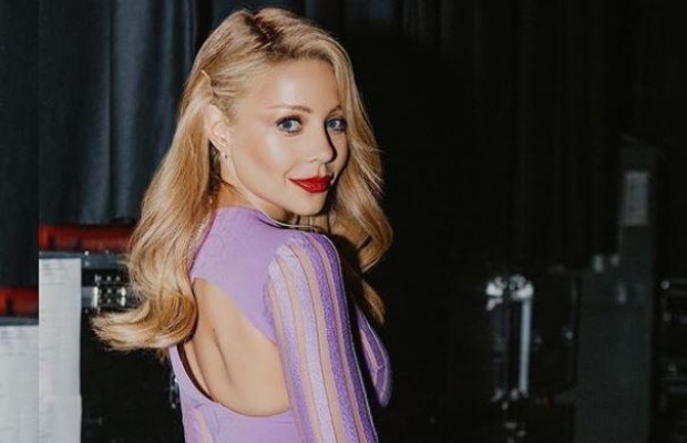 Тіна Кароль вразила Instagram вигинами тіла в обтислій сукні (фото)