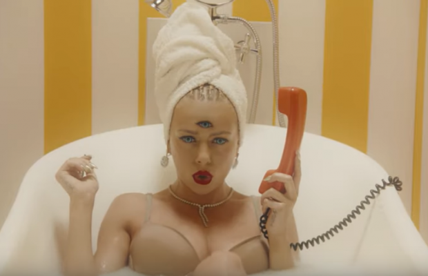 Космічний корабель і очі у роті: українські хітмейкери "Бамбінтон" вперше за довгий час випустили новий кліп (відео)