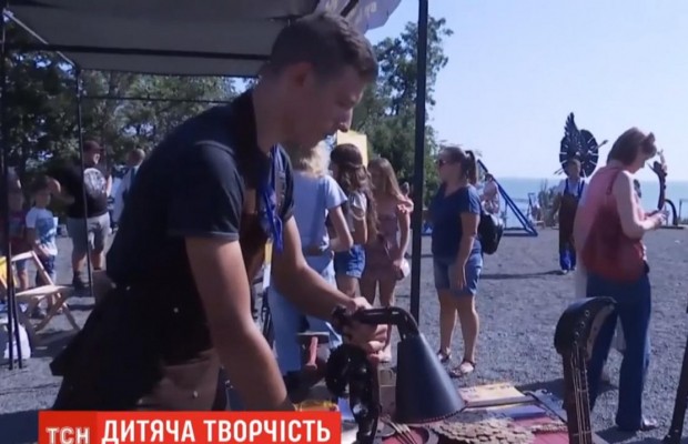 Ковані гітари й зайці: у Маріуполі показали виставку металевих робіт за ескізами дітей з прифронтових міст (відео)