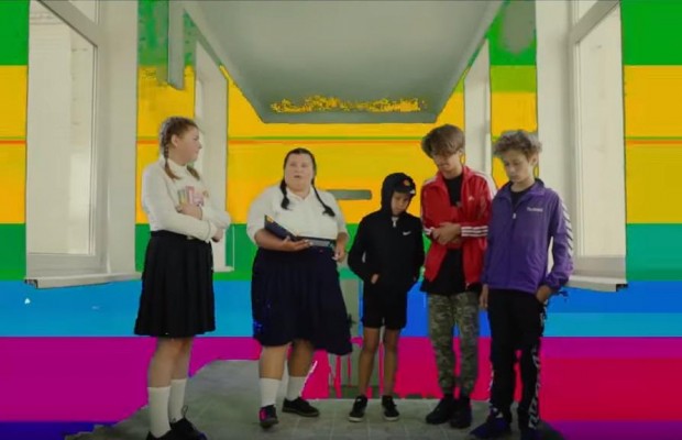 Alyona Alyona присвятила новий кліп проблемі булінгу: «якщо образять, то клич мене» (відео)