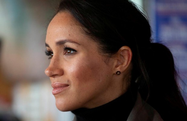 В ярком платье и на последнем сроке беременности: Меган Маркл записала видеообращение