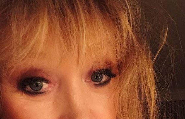 "Бабцю, досить народ смішити": Алла Пугачова показала нічне фото у пеньюарі