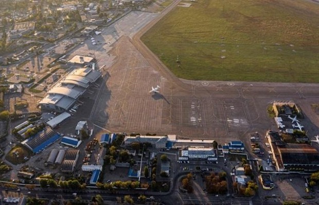 Після двотижневої перерви аеропорт "Київ" знову приймає пасажирів (відео)