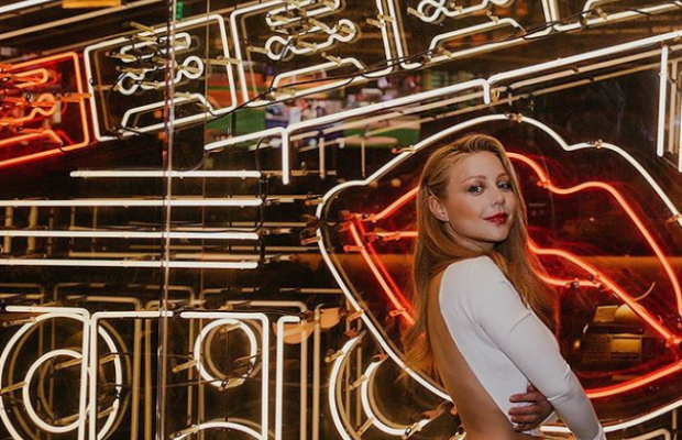 Тіна Кароль оголила спину у сміливому вбранні (фото)