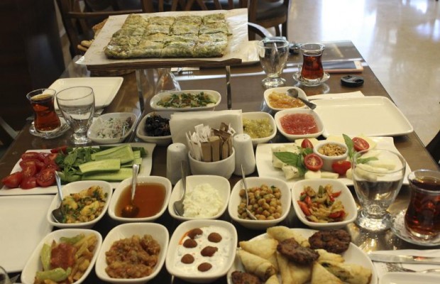 У Туреччині відкрили ресторани і школи