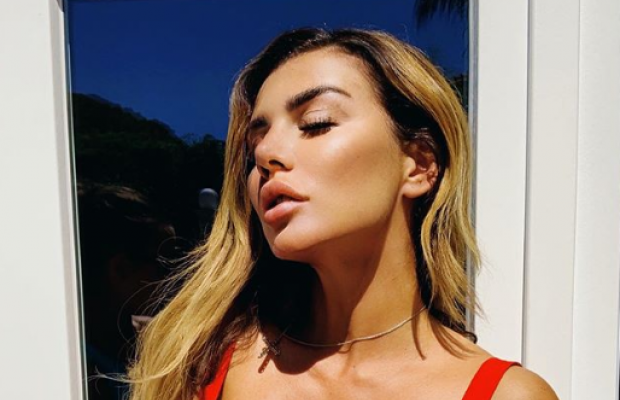 Екс-"віагра" показала величезні груди у відвертому топі (фото)