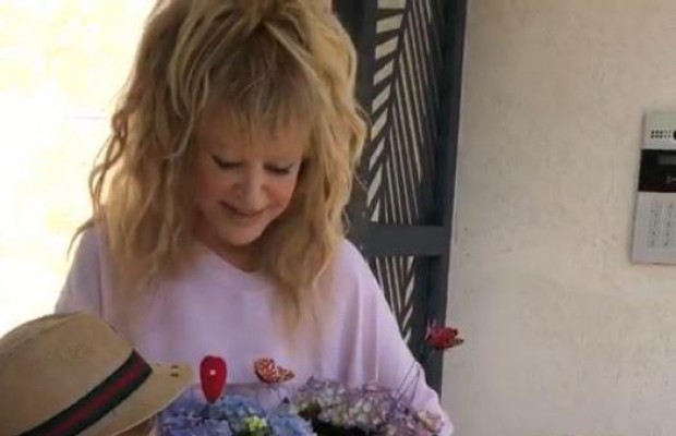 Алла Пугачова з'явилася в короткій сукні на сімейному відео