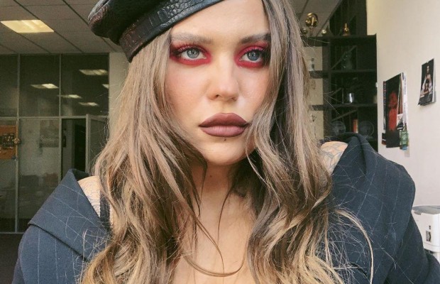 "Кров з молоком": солістка гурту KAZKA показала пишні форми в купальнику (фото)