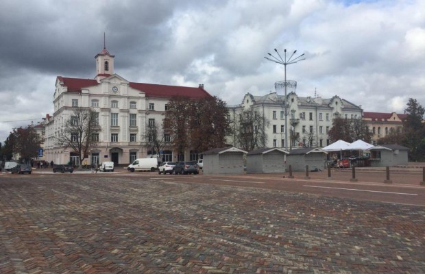 Історичний клінкер і сучасна плитка: у Чернігові за 56 мільйонів реконструювали центральну площу (фоторепортаж)