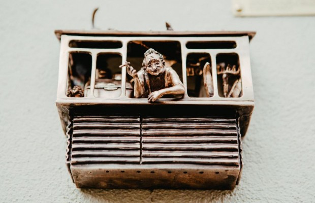 У Києві з'явилася міні-скульптура, присвячена захаращеному балкону (фото)