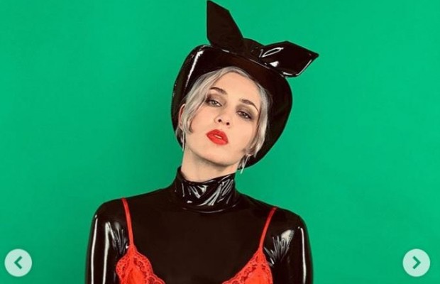 MARUV взорвала сеть откровенными фото в латексном костюме и пеньюаре (фото)