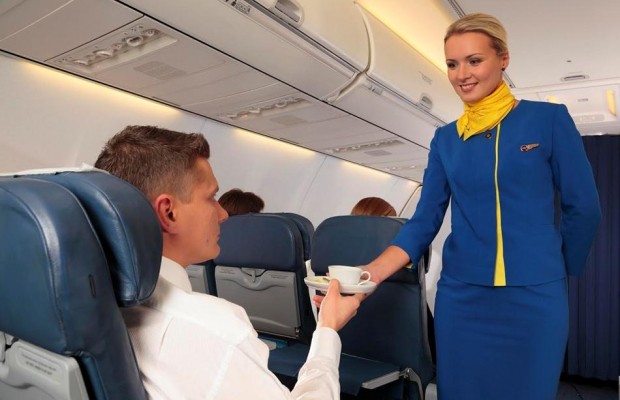Стюардеса шокувала зізнанням, чому чай і каву в літаках краще не пити