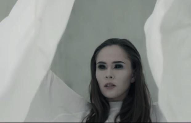 Справжній хоррор: солістка THE HARDKISS з'явилася в образі вампіра у новому кліпі