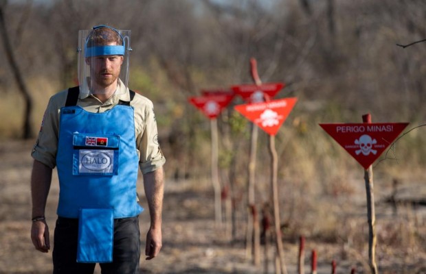 Слідами принцеси Діани: принц Гаррі приєднався до розчищення мінних полів в Анголі (фото, відео)