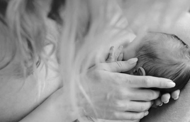 Лобода показала, як годує грудьми доньку (фото)